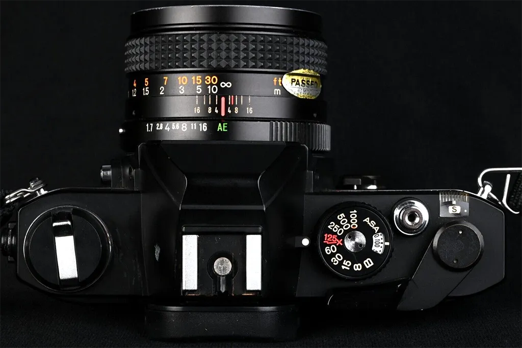 Konica Autoreflex TC top